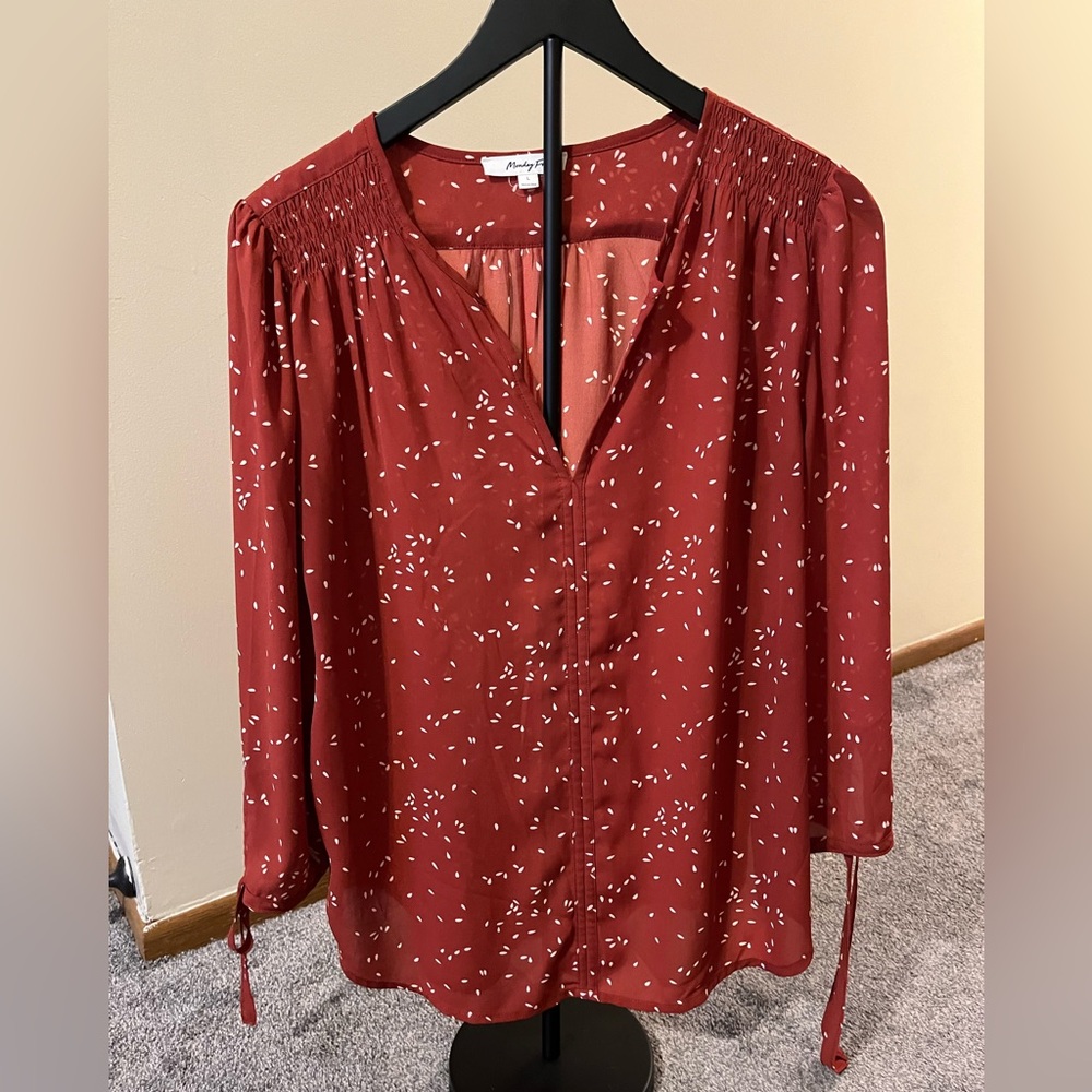Chic Rust Blouse with White Patterns